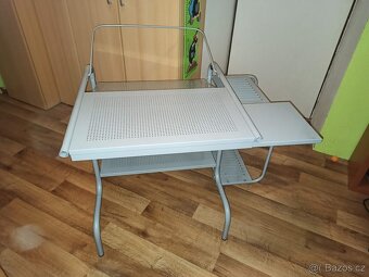 Prodám kovový PC stolek ikea, šedé barvy. Lehký, s kolečky - 3