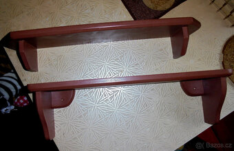 Polička masiv hnědá ozdobná, 2 různé typy - 3