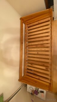 Jednolůžková dřevěná postel – ideální pro hosta nebo děti - 3