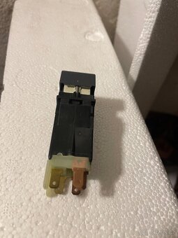 SPÍNAČ OBRYSOVÝCH SVĚTEL 6U0 941 503 - 3