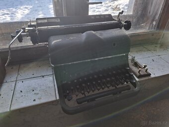 Starý psací stroj - 3