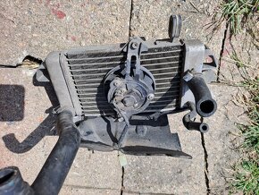 Díly Yamaha YZF-R125 chladič, airbox, stupačky a další - 3