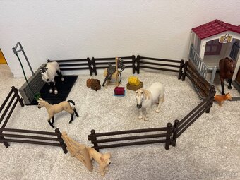 Schleich koně - dvě stáje a dva výběhy s příslušenstvím - 3