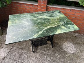 Stolek z šiciho stroje po renovaci - 3