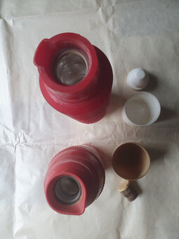 Termosky různých velikostí a rychlovařič - 3