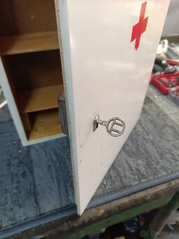 Stará lékárnička na zeď, lékárna - 3