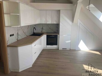 Pronájem podkrovního bytu (3+KK) s parkováním v centru města - 3