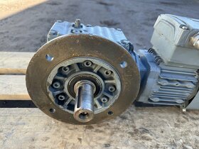 ELEKTROMOTOR S PREVODOVKOU 15 ot/min - 3