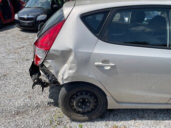 Hyundai I30 1,6 2011 edice Trikolora 1.majitel - 3