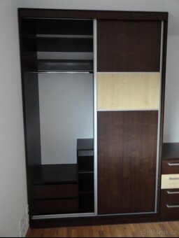 2x šatní skříň, 2x komoda, postel - 3