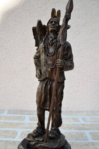 Bronzová socha - INDIÁN - INDIÁNSKÝ NÁČELNÍK - 3