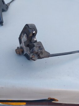 BMW e32 zámek kapoty - 3