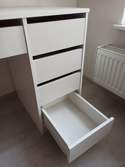 Psaci stul se zasuvkami - 3