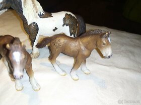 8. Schleich koně Tinkeři + Camarské hříbě - 3
