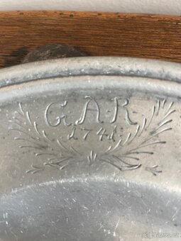 Prodám 2 cínové talíře z roku 1741 - 3