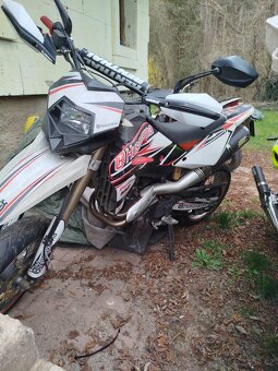 Prodám krásnou supermotard mašinu husq.sm610 naj.6000km - 3