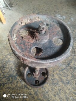 Stará litinová industriální kolečka a hřídelí -osou - 3