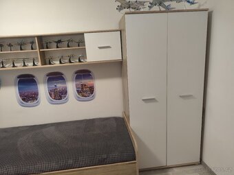 Dětský pokoj/postele (900x200cm) rošt, regál, skříň - 3