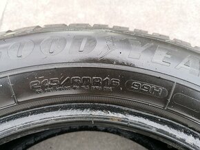Predám zimná pneu Goodyear performance + 215/60 R16 - 3