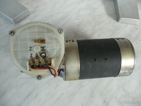 MOTOR S PŘEVODOVKOU - 3