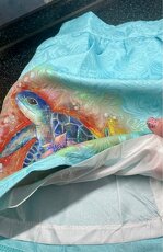 Krásná sukně barvy sky blue s malovanou mořskou želvou. - 3