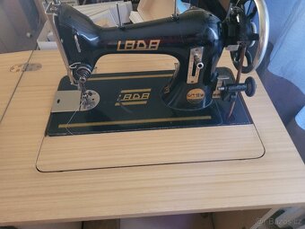 Prodám starý šicí stroj lada - 3