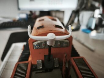 Buldozer, pásový traktor NDR Funkstorgrad řídítka 3-d tisk - 3