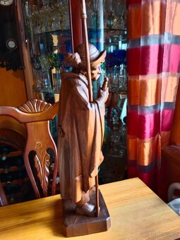 Hezká, větší stará vyřezávaná socha - ponocný, cel - 3