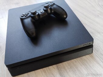 PlayStation 4 Slim - 3