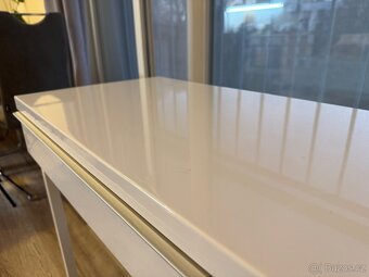 Psací stůl bílý + další drobný nábytek - 3