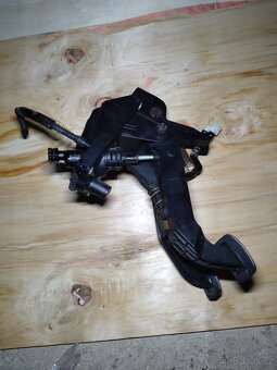 Spojkový a brzdový pedál - 3