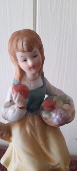 STAROŽITNÁ PORCELÁNOVÁ FIGURKA GIFTCRAFT - DÍVKA S OVOCEM JA - 3
