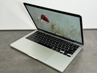 MacBook Pro 13'' 2020 / M1 / 16GB / 512GB SSD / Silver - D - 3