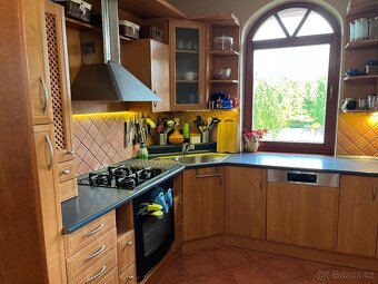 Kuchyňská linka a barová skříňka - 3