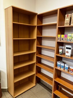 Prodám vybavení prodejny - regály, pult, atd - 3