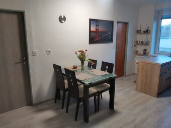 Pronájem prostorného světlého bytu - 3