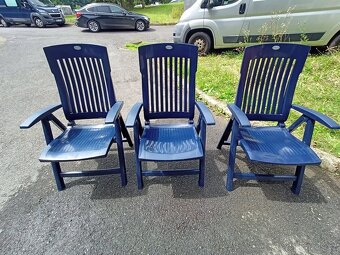 Prodám hezkou zahradní sestavu-stůl + 4 skládací židle - 3