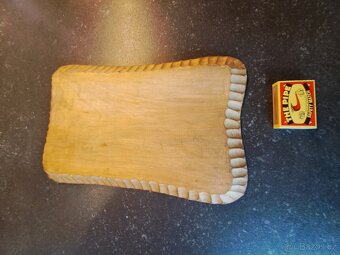 Starožitný dřevěný tácek, ručně vyřezávaný - levně - 3