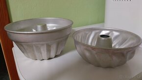 Nádobí: formy na bábovky,kastrol,ešus,smaltované hrnce - 3