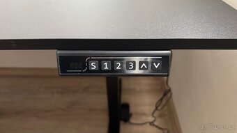 Elektrický nastavitelný stůl + otočná kancelářská židle - 3