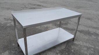 Nerez stůl 150x70x85-90 cm se spodní polici a lemem. - 3