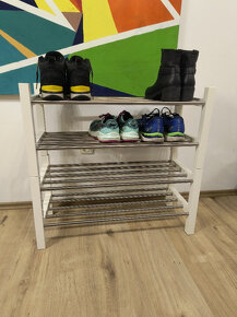 IKEA botník Tjusig bílý, úložné boxy Skubb černé - 3