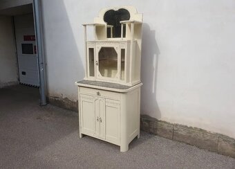 STAROŽITNÁ KREDENC PO CELKOVÉ RENOVACI - 3