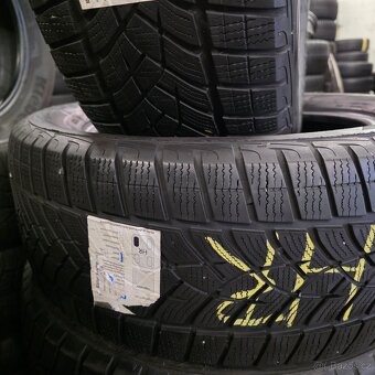 Prodám zimní 2ks pneu 235/55/17 - 3