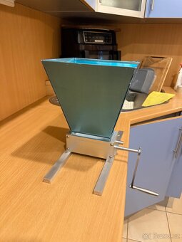 Ruční šrotovník na obilí, mlynek na obilí - 3