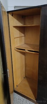 Stará šatní skříň v dobrém stavu - 3