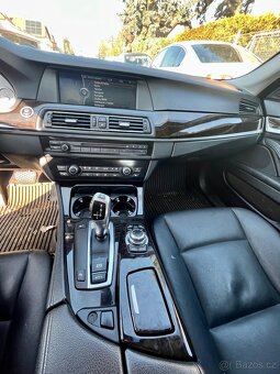 Bmw f10 kožený interiér. Sedačka řidiče chybí - 3