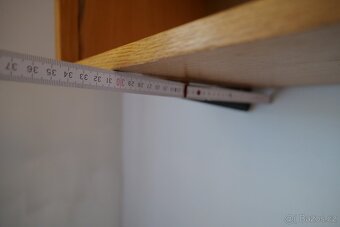Závěsná vitrína s prosklenými dvířky - 3