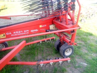 Nahrabovač, shrnovač sena a píce KUHN GA 4521GM - 3