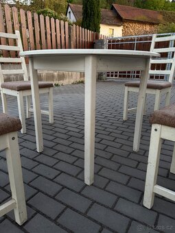 Jídelní set – stůl + 4 židle hledají nový domov - 3